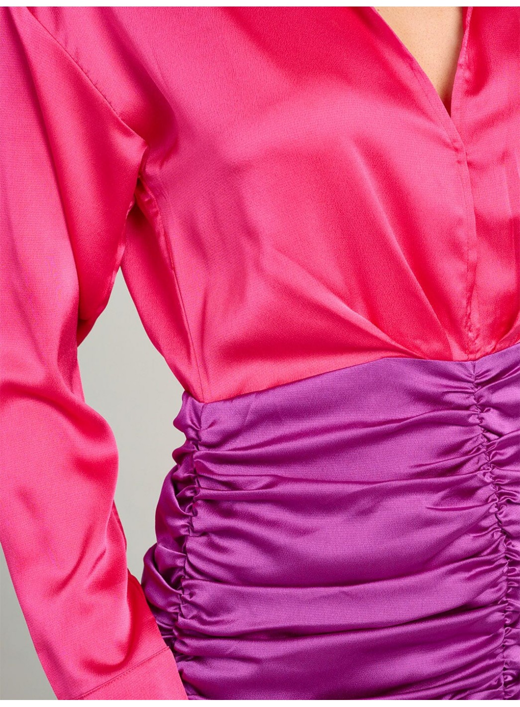 WOMEN'S LONG SLEEVE V-NECK RUCHED COLORBLOCK BODYCON MINI DRESS WOMEN'S LONG SLEEVE V-NECK RUCHED COLORBLOCK BODYCON MINI DRESS